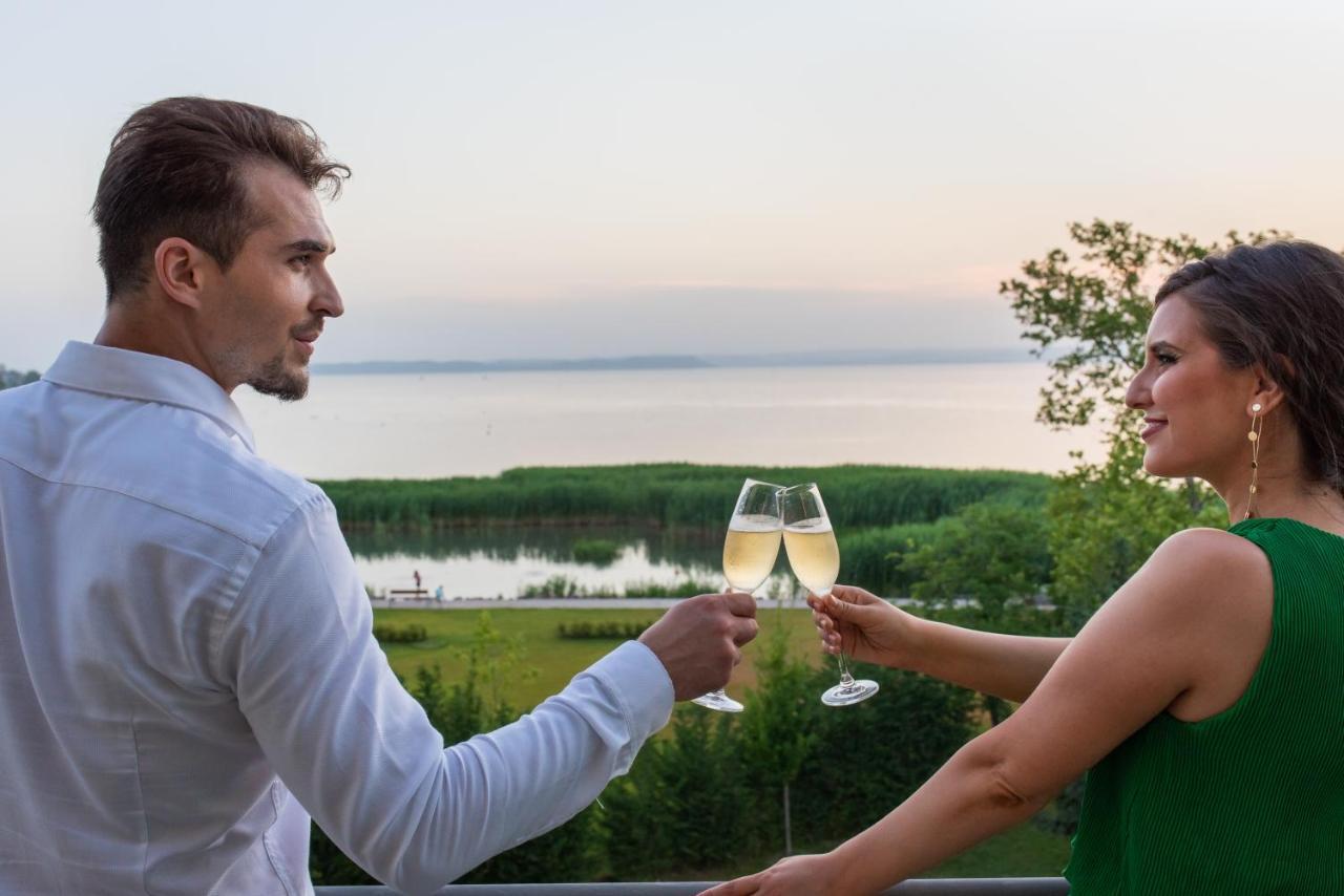Hotel Azur Premium Сиофок Екстериор снимка