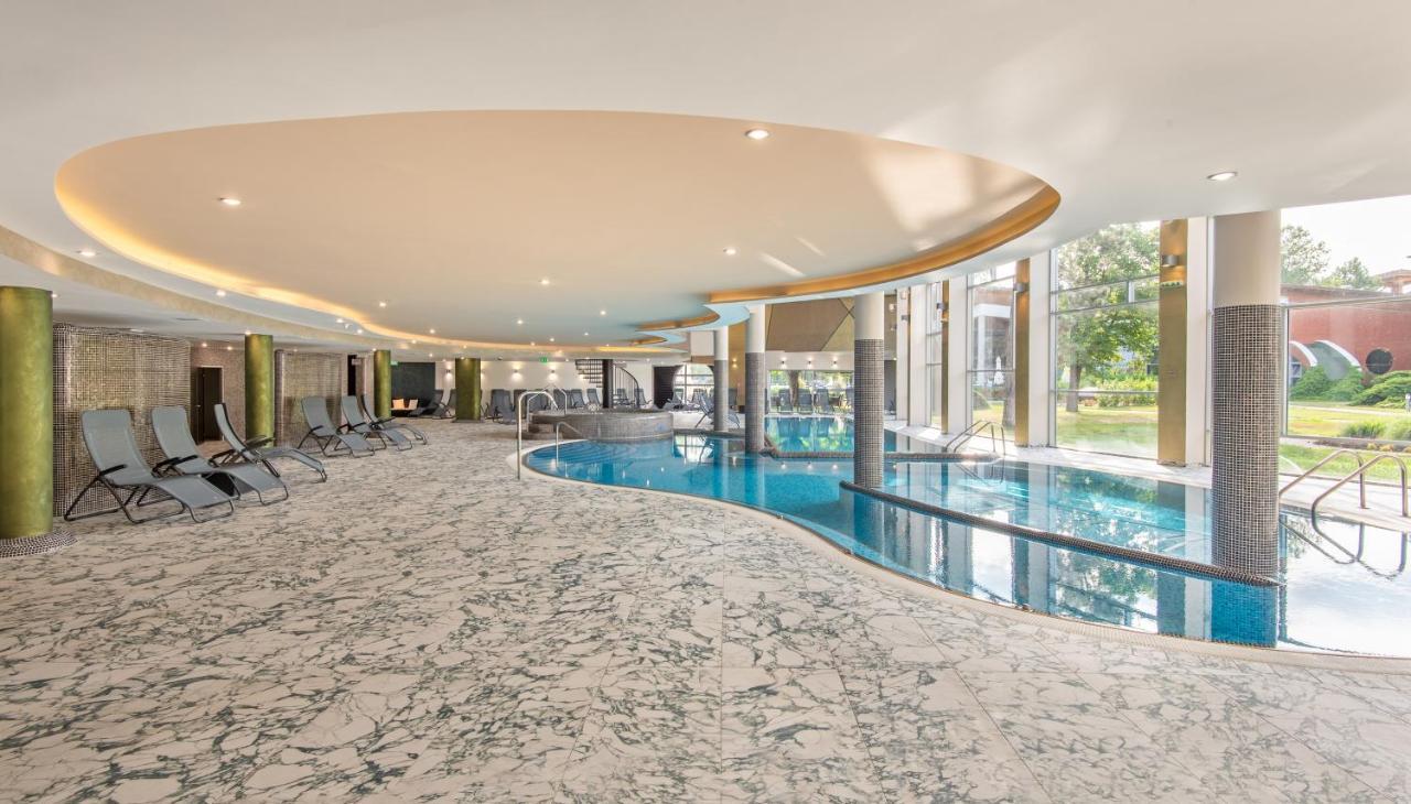 Hotel Azur Premium Сиофок Екстериор снимка