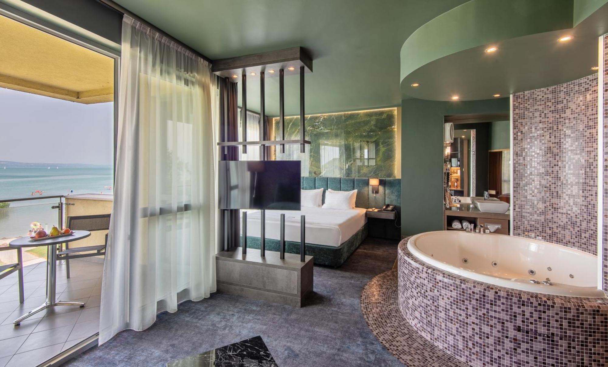 Hotel Azur Premium Сиофок Екстериор снимка