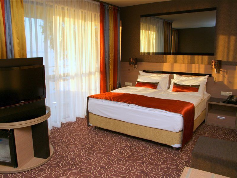 Hotel Azur Premium Сиофок Екстериор снимка